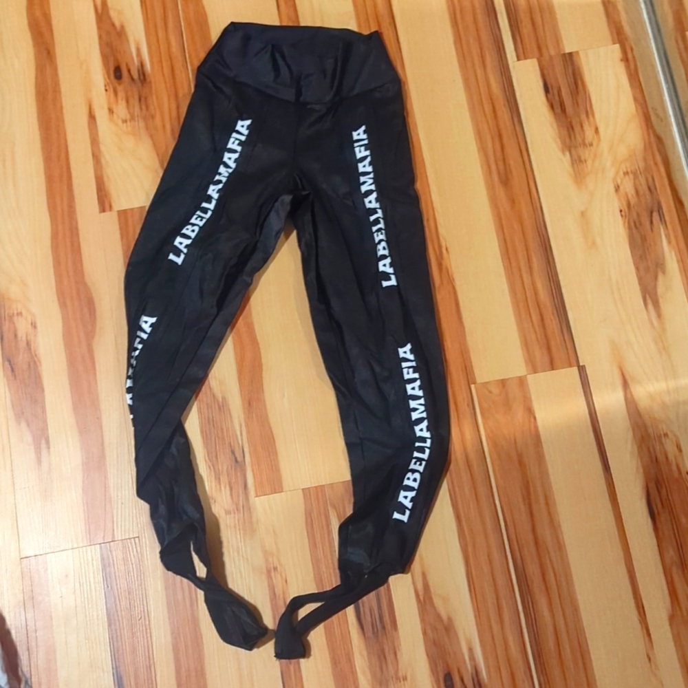 Branded leggings with foot loops